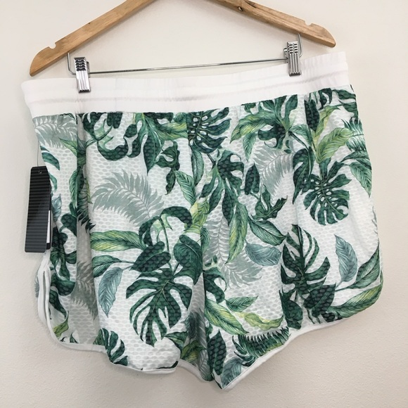 Bebe | Tropical Green Leaf Print Shorts - Picture 3 of 10